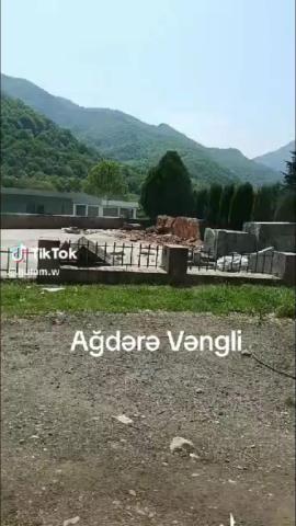 Ադրբեջանն Արցախում շարունակում է ոչնչացնել հուշարձաններ, խաչքարեր։ Այս մասին տեղեկանում ենք Artsakh Monuments-ի տարածած հայտարարությունից։  «Բարբարոս Ադրբեջանի հակահայ, հակամշակույթ ավերիչ քաղաքականությունը անարգել շարունակվում է Արցախում։ Անխնա ոչնչացվում է, ամեն ինչ, ինչ հայկական է։  Քոչվորները ավերել են Մարտակերտի շրջանի Վանք գյուղի 1941-45թթ հայրենական պատերազմի զոհերի հուշարձանը, արցախյան ազատամարտի զոհերի հիշատակը հավերժացնող խաչքարն ու զոհված ազատամարտիկների պատկերաքանդակներով հուշապատը»,-ասված է հայ