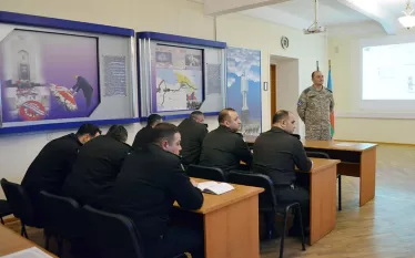 Ադրբեջանի պաշտպանության նախարարության և ՆԱՏՕ-ի «Անհատական գործընկերության համագործակցության» ծրագրի շրջանակում ՆԱՏՕ-ի դաշնակից ուժերի հրամանատարության շարժական ուսումնական խմբի կողմից անցկացվել է «Օպերատիվ մակարդակում գործողությունների գնահատում» դասընթացը։ ՆԱՏՕ-ի դաշնակից ուժերի հրամանատարության շարժական ուսումնական խումբը տեղակայված է Նիդեռլանդների Բրունսում համայնքում։  Այս մասին հայտնել են Ադրբեջանի պաշտպանության նախարարությունից։  Պաշտպանության ազգային համալսարանում անցկացվող դասընթացին մասնակիցների հա