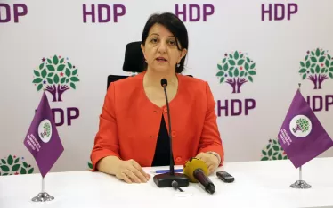 «Էրդողանը չի կարողացել ապահովել երկրաշարժից հետո փրկարարական աշխատանքների կազմակերպումը». Ժողովուրդների դեմոկրատական կուսակցության համանախագահ  Թուրքիայի քրդամետ Ժողովուրդների դեմոկրատական կուսակցության համանախագահ Փերվին Բուլդանը նախագահ Ռեջեփ Թայիփ Էրդողանին կոչ է արել հրաժարական տալ: Պատճառը երկրաշարժից հետո փրկարարական աշխատանքների համապատասխան կազմակերպման բացակայությունն է:  Այս մասին հայտնում է թուրքական «Gazeteduvar» պարբերականը:  Բուլդանը նաև ընդգծել է, որ մահվան պաշտոնական ցուցանիշները չեն համապատ