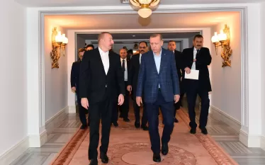 Ադրբեջանի և Թուրքիայի նախագահներ Իլհամ Ալիևն ու Ռեջեփ Թայիփ Էրդողանը փետրվարի 25-ին հանդիպել են Ստամբուլում։ Ալիևը ցավակցություն է հայտնել Թուրքիայում տեղի ունեցած երկրաշարժի հետևանքով զոհվածների ընտանիքներին, հարազատներին, տուժածներին մաղթել է շուտափույթ ապաքինում։ Նա նշել է, որ Ադրբեջանը շարունակելու է մարդասիրական օգնություն ցուցաբերել երկրաշարժի հետևանքների վերացման համար։  Այս մասին հայտնում է Ադրբեջանի նախագահի մամուլի ծառայությունը։  «Թուրքիան և Ադրբեջանը միշտ միմյանց կողքին են»,- նշել է Իլհամ Ալիևը։