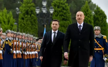 Ուկրաինայի նախագահը զանգահարել է Ադրբեջանի նախագահին  Ուկրաինայի նախագահ Վլադիմիր Զելենսկին փետրվարի 15-ին զանգահարել է Ադրբեջանի նախագահ Իլհամ Ալիևին։  Այս մասին հայտնում է ադրբեջանական APA գործակալությունը։  Հեռախոսազրույցի ընթացքում Ուկրաինայի նախագահը շնորհակալություն է հայտնել նախագահ Իլհամ Ալիևին Ուկրաինայի  տարածքային ամբողջականությանը և ինքնիշխանությանն աջակցելու, ինչպես նաև մարդասիրական օգնություն ցուցաբերելու համար։  Երկու երկրների նախագահները քննարկել են միջազգային հարթակներում համագործակցությանը