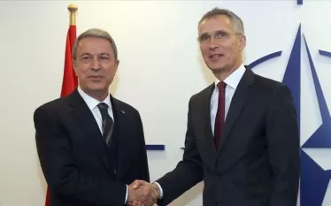 Թուրքիայի պաշտպանության նախարարը հանդիպել է ՆԱՏՕ-ի գլխավոր քարտուղարի հետ  Թուրքիայի պաշտպանության նախարար Հուլուսի Աքարը Ադանայի 10-րդ տանկային ռազմաբազայում հանդիպել է ՆԱՏՕ-ի գլխավոր քարտուղար Յենս Ստոլտենբերգի հետ։  Այս մասին հայտնում է թուրքական պետական «Անադոլու» լրատվական գործակալությունը։  ՆԱՏՕ-ի գործողությունները Հուլուսի Աքարն անվանել է դաշինքի «միասնության ու համերաշխության» ցուցանիշ, ինչպես նաև անդրադարձել է Իսքենդերունում 2000 մարդու համար վրանային քաղաք ստեղծելու ՆԱՏՕ-ի որոշմանը: