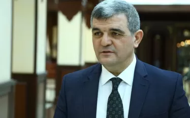 Ադրբեջանի մեջլիսի պատգամավոր Ֆազիլ Գազանֆարօղլուն անդրադարձել է Արցախի իշխանությունների կողմից Բաքվին վերաինտեգրվելու հարցով բանակցությունների առաջարկի մերժմանը և սպառնալիքներ հնչեցրել Արցախի բնակչության հասցեին։ Այս մասին պատգամավորը գրառում է կատարել իր ֆեյսբուքյան էջում։   Վերջինս պնդել է ադրբեջանական քարոզչության այն դրույթը, թե, իբր, Ադրբեջանը հերթական կառուցողական քայլն է կատարել՝ մեղադրելով հայկական կողմին Բաքվի ընձեռած հնարավորությունը սխալ գնահատելու և տարածաշրջանում իրավիճակի սրման ուղին բռնելու հ