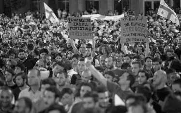 Մարտի 7-ին Վրաստանի խորհրդարանն առաջին ընթերցմամբ ընդունել է «օտարերկրյա գործակալների մասին» օրենքը։ Վրաստանի ընդդիմությունը, մտավորականները, միջազգային կառույցները նշում են, որ այդ օրենքը Վրաստանում կսահմանափակի ազատությունները։    «Դետք»-ին թեմայի վերաբերյալ իր մեկնաբանությունն է տվել վրացագետ Մարիամ Ռևազյանը։  - Ի՞նչ հետևանքներ կունենան այս ցույցերը Վրաստանի քաղաքական դաշտում։ - Վրաստանի քաղաքական ուժերը կսկսեն էլ ավելի շատ հաշվի նստել վրաց հասարակության հետ, և դրա վառ ապացույցն այն է, որ հանրահավաքների 