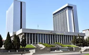 Ադրբեջանի Միլլի մեջլիսում (խորհրդարանում) «Հաղթահարելով լեռները. խաղաղ և օրինական վերադարձ Արևմտյան Ադրբեջան» թեմայով հանրային լսումներ են ընթացել։  Քննարկվել են Արևմտյան Ադրբեջան «վերադառնալու» համար տարբեր ճանապարհային քարտեզների պատրաստման,  «Արևմտյան Ադրբեջան»  վերադարձի հայեցակարգի և այլ հարցեր։ Պատգամավորների հետ միասին քննարկմանը մասնակցել են նաև «արևմտյան ադրբեջանական» համայնքի ներկայացուցիչները։  «Ի տարբերություն հաղթանակի 27-ամյա ճանապարհի՝ մեր վերադարձը Երևան, Զանգեզուր կարող է լինել ավելի կարճ ժ