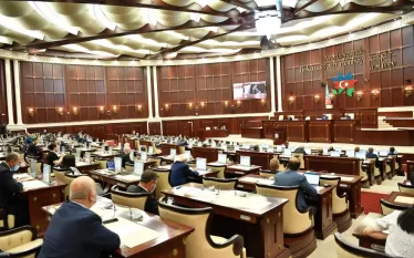 Հոկտեմբերի 24-ին Ադրբեջանի Միլլի մեջլիսի պատգամավոր Թուրալ Գանջալիևը, ելույթ ունենալով խորհրդարանի լիագումար նիստում, մեղադրական խոսքեր է հնչեցրել Ֆրանսիայի հասցեին։   «Վերջին շրջանում Հարավային Կովկասում Ֆրանսիայի ագրեսիվ քաղաքականության նոր դրսևորումներ են նկատվում»,- ասել է պատգամավորը։ Նրա խոսքով՝ Ֆրանսիայի և Հայաստանի միջև ռազմական ոլորտում համագործակցության մասին նախապես ստորագրված համաձայնագիրը նպատակ ունի խախտելու տարածաշրջանում «փխրուն հավասարակշռությունը»։   «Այս համաձայնագիրն ուղղված է նաև Ադրբեջ