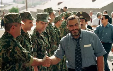 1991 թվականի դեկտեմբերի 5-ին Հայաստանի նախագահ Լևոն Տեր-Պետրոսյանի հրամանագրով պաշտպանության նախարար նշանակվեց Վազգեն Սարգսյանը: Նա նորանկախ Հայաստանի առաջին պաշտպանության նախարարն էր՝ առանց նախարարության: 1992-ի այս օրը՝ հունվարի 28-ին, կառավարությունը ընդունեց «Հայաստանի Հանրապետության Պաշտպանության նախարարության մասին» որոշում` դրանով իսկ իրավականորեն ազդարարելով Հայոց Ազգային բանակի ստեղծումը: Նորաստեղծ նախարարության ենթակայությանը հանձնվեցին Ներքին գործերի նախարարության միլիցիայի պարեկապահակային գունդը