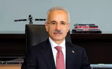 «Զանգեզուրի միջանցքի» բացումը կմեծացնի բեռնափոխադրումների ծավալը Միջին միջանցքի ուղղությամբ՝ տարեկան 1 մլն տոննայից հասցնելով 25 մլն տոննայի, «TRT Haber»-ի հետ զրույցում ասել է Թուրքիայի տրանսպորտի և ենթակառուցվածքների նախարար Աբդուլքադիր Ուրալօղլուն։ «Զանգեզուրի միջանցքը» կդառնա Բաքու-Թբիլիսի-Կարս երկաթուղու այլընտրանքը, հայտարարել է Ուրալօղլուն՝ շեշտելով՝ այն նաև կդառնա թյուրքական աշխարհը միավորող գործոն, կնպաստի Թուրքիայում արդյունաբերության, տեխնոլոգիայի և զբոսաշրջության զարգացմանը։ Թուրքիայի տրանսպորտի