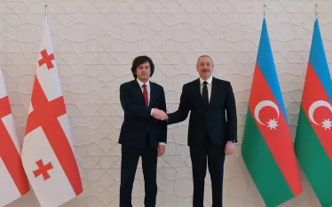 Պաշտոնական այցով Բաքվում գտնվող Վրաստանի վարչապետ Իրակլի Կոբախիձեն և Ադրբեջանի նախագահ Իլհամ Ալիևը քննարկել են երկու երկրների միջև երկկողմ հարաբերությունների զարգացմանն առնչվող տարբեր հարցեր։ Նրանք խոսել են նաև տարածաշրջանում ընթացող գործընթացների մասին, հանդիպումից հետո լրագրողներին հայտնել է վրաց կառավարության ղեկավարը։  Խաղաղությունն ու կայունությունը հատուկ ուշադրության կարիք ունեն, ասել է նա՝ հավելելով, որ Թբիլիսիի վերաբերմունքը միշտ էլ այդպիսին է եղել։  «Մենք միշտ փորձել ենք հնարավորինս նպաստել մեր տա