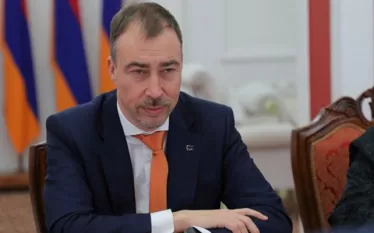 Ադրբեջանական լրատվամիջոցներում Հայաստանի հասցեին հնչող սպառնալիքներն անընդունելի են,- X-ում գրել է ԵՄ հատուկ ներկայացուցիչ Տոյվո Կլաարը։  «Սահմանների սահմանազատման վերաբերյալ իրական բանակցություններ են անհրաժեշտ, և բոլոր տարածքային վեճերը պետք է լուծվեն խաղաղ ճանապարհով և համաձայնեցված գործընթացի շրջանակներում», - նշել է Կլաարը:  Կլաարը չի նշել, թե կոնկրետ ինչ սպառնալիքների մասին է խոսքը։  Պաշտոնական Բաքուն Երևանից պահանջում է անհապաղ իրեն վերադարձնել Տավուշի մարզի ու Ղազախի շրջանի սահմանագծին գտնվող չորս գ