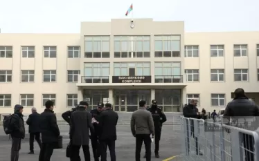 Բաքվի պնդմամբ՝ նրանց կալանավորումն ու դատավարությունը իբր «չի խախտում» միջազգային իրավունքի ոչ մի նորմ, իսկ դատավարությունն ինքնին «թափանցիկ» է՝ մեղադրյալի իրավունքների «լիարժեք հարգմամբ»։ Բացի այդ, Ադրբեջանը հերքել է գերիների նկատմամբ վատ վերաբերմունքը: