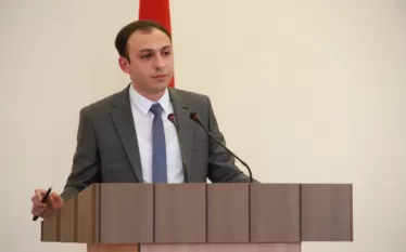 «Արցախցիներին միասնական պահելու և Արցախի նկատմամբ պահանջատիրության հիմքը չկա։ Նպատակն ուղղակի Արցախի թեման փակելն է, Արցախը մոռացության մատնելը։ Բռնի տեղահանված լինելու կարգավիճակն այդ պահանջատիրությունը պահպանելու կարևոր տարրերից մեկն Է։ Եթե փորձում են վերացնել այդ կարգավիճակը, փորձում են ասել, կամ արդեն ուղիղ ասում են՝ ինչ եղել, եղել է, մոռացեք, Հայաստանն էլ է ձեր հայրենիքը, ինտեգրվեք և ապրեք»,–ասաց Արցախի ՄԻՊ Գեղամ Ստեփանյանը։