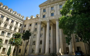 Եթե Հայաստանը շահագրգռված է խաղաղության պայմանագրի ստորագրմամբ, ապա պետք է առանց ժամանակ կորցնելու փոփոխի իր Սահմանադրությունը։  Նման հայտարարություն է արել Ադրբեջանի ԱԳՆ խոսնակ Այհան Հաջիզադեն։