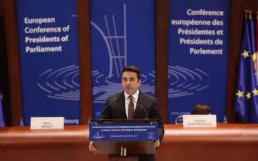 Մեր օրերի խելահեղությունը պետք է դիտարկվի բացարձակ հստակությամբ՝ փոթորիկը չի մոտենում, այն արդեն այստեղ է: Քաոսը թաքնված է երկդիմի հռետորաբանության մշուշում: Փաստը կեղծիք է, դաշնակիցը՝ թշնամի, զոհը՝ ագրեսոր, ճշմարտությունը՝ խաբկանք, անմեղը՝ մեղավոր: