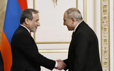 Հայաստանի և Իրանի միջև հարաբերությունները հիմնված են բնական շահերի վրա. Փաշինյանը՝ Արաղչիին