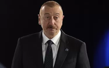 Հիմա մի անհամեստ հարց ունեմ, մեր ԱԳՆ-ն չի՞ արձագանքի, չէ՞, Իլհամ Ալիևի այս ելույթին, հանկարծ չարձագանքի էլի, հազիվ «խաղաղության» օրակարգը առաջ ենք բրդում, չշեղվենք էլի էդ «փառահեղ» ուղուց․․․ թե չէ՝ ատելության խոսք, պետական մակարդակով քարոզվող ռասիզմ, տենց բաները շատ երկրորդական են ու չպետք է մեզ շեղեն «ճշմարիտ» ուղուց։ Միջազգային դատական հայցերն էլ արագ հետ քաշեք, որ Ալիևն ավելի ոգևորվի, 15 րոպեում ոչ թե 11 անգամ հայերին կոչի «թշնամի», այլ ասենք՝ 111 անգամ»: