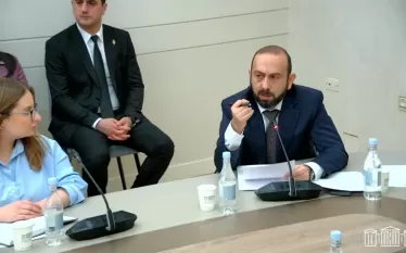 «Մենք, ինչպես նախկինում, այժմ ևս համարում ենք, որ հումանիտար հարցերի լուծումը և, իհարկե, առաջին հերթին, գերիների, պատանդառված և այլ պահվող անձանց ազատ արձակումը շատ կարևոր բաղադրիչ է համապարփակ կարգավորման համար»,- ասաց նախարարը: