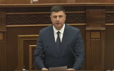 Ադրբեջանը չի ստորագրում Հայաստանի հետ բանակցված փաստաթուղթը, որովհետև հայաստանյան իշխող ուժի պարտվողական քաղաքականության հետևանքով, վերջինիս քաղաքական ախորժակը զգալիորեն բացվել է: Ներկայումս Ադրբեջանը վերախմբագրում է Հայաստանին իջեցվող պահանջների հերթական խմբաքանակը, իսկ իր գործողությունների լրջությունն ի ցույց դնելու նպատակով, նաև լարվածություն հրահրում առաջնագծում: Ադրբեջանը սահմանագծին լարվածություն հաղորդելով հետևյալ խնդիրներն է լուծում: