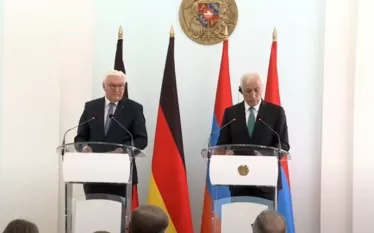 Շտայնմայերը նախօրեին է ժամանել Երևան, ապրիլի 2-ին կլինի Բաքվում։ Սա Գերմանիայի նախագահի առաջին այցն է Երևան և Բաքու։  Այսօր Շտայնմայերն այցելել է Ծիծեռնակաբերդի հուշահամալիր, հարգանքի տուրք մատուցել Հայոց ցեղասպանության զոհերի հիշատակին: Գերմանիայի նախագահը Երևանում կհանդիպի նաև վարչապետ Նիկոլ Փաշինյանի հետ, կլինի Դիլիջանում, Սևանում։