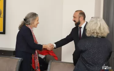 Արարատ Միրզոյանը և Մագդալենա Գրոնոն քննարկել են նաև հումանիտար բնույթի հարցեր, այդ թվում՝ անհայտ կորած աձանց ճակատագրերի և հայ ռազմագերիների ու պահվող քաղաքացիական անձանց վերադարձի հարցի հասցեագրումը: