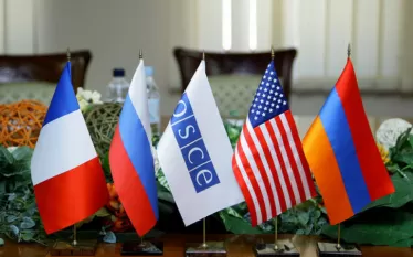 Ադրբեջանի նախագահ Իլհամ Ալիևը ԵԱՀԿ գլխավոր քարտուղար Ֆերիդուն Սինիրլիօղլուի հետ հանդիպմանն ասել է, որ «վաղուց եկել է նախկին հայ-ադրբեջանական հակամարտության կարգավորումը իսպառ ձախողած ԵԱՀԿ Մինսկի խմբի և դրա հետ կապված բոլոր ինստիտուտների լուծարման ժամանակը»։  Ըստ Ալիևի՝ Հայաստանը պետք է քայլեր ձեռնարկի այս առումով։  Հայաստանն ավելի վաղ հայտնել էր, որ պատրաստ է ԵԱՀԿ ՄԽ լուծարմանը, սակայն առաջարկում է  համապատասխան փաստաթուղթը ստորագրել Խաղաղության պայմանագրի հետ մեկտեղ:   