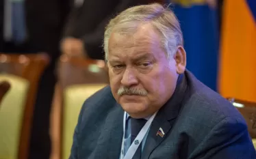 Խոսելով ռուս-ադրբեջանական հարաբերությունների մասին՝ Զատուլինն ընդգծել է, որ շատ կուզենար, որ այդ հարաբերությունները սկզբունքային ու օբյեկտիվ լինեին։  «Որպեսզի Ադրբեջանից չփորձեն մեզ պարտադրել այն տեսակետը, որ Ադրբեջանը Ռուսաստանի գլխավոր դաշնակիցն է տարածաշրջանում, ինչը փաստ չէ։ Ադրբեջանը տարածաշրջանում Թուրքիայի գլխավոր դաշնակիցն է։ Նա չի թաքցնում այդ փաստը Թուրքիայի հետ հարաբերություններում, բայց միշտ փորձում է ինչ-որ կերպ քողարկել դա Ռուսաստանի հետ հարաբերություններում։ Այսինքն՝ նա իրեն պահում է երկերեսա