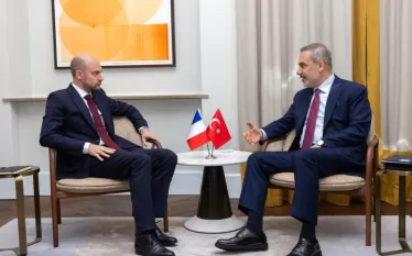Ֆրանսիայի և Թուրքիայի ԱԳ նախարարներ Ժան Նոել Բարրոն և Հաքան Ֆիդանը Փարիզում հանդիպման շրջանակում քննարկել են հայ-ադրբեջանական կարգավորումը, հայտնում է Ֆրանսիայի ԱԳՆ-ն:  «Նախարարներն ընդգծել են, որ Հայաստան-Ադրբեջան հարաբերությունների կարգավորումը՝ 2 պետությունների տարածքային ամբողջականության և ինքնիշխանության նկատմամբ պատշաճ հարգանքով, պետք է Հարավային Կովկասին հնարավորություն տա դառնալ խաղաղության, ինտեգրման և համագործակցության տարածք», - ասված է հաղորդագրությունում։