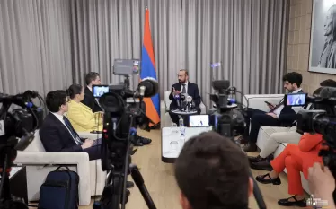 Ադրբեջանի Անկախության հռչակագրում նրանք հայտարարում են, որ ներկայիս Ադրբեջանի Հանրապետությունն առաջին Ադրբեջանական (Դեմոկրատական) Հանրապետության իրավահաջորդն է, ոչ թե Խորհրդայինի: Եվ առաջին Ադրբեջանական Հանրապետությունը, որը գոյություն է ունեցել մինչև Խորհրդային Միությունը, հայտարարել է իր ինքնիշխանությունը շատ ավելի մեծ տարածքների նկատմամբ, քան այսօրվա Ադրբեջանն է: Այն ներառում է այսօրվա Հայաստանի ինքնիշխան տարածքների ավելի քան 60%-ը: Այսպիսով, մենք տեսնում ենք, մենք ունենք մեր սեփական մտահոգությունները: