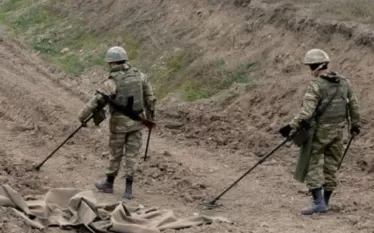 Հայաստանն առանց նախապայմանների միակողմանի կերպով Ադրբեջանին է տրամադրել ականապատ դաշտերի 972 տեղեկամատյաններ։ Ավելին, հավատարիմ մնալով մարդասիրական հարցերում համագործակցության սկզբունքներին՝ Հայաստանը հարցումների միջոցով կազմել և 2024թ. սկզբում Ադրբեջանին է փոխանցել ականապատ դաշտերի նոր տեղամատյաններ: Ադրբեջանը շարունակաբար կասկածի տակ է դնում այդ քարտեզների ճշգրտությունը, չնայած որ մեր կողմից բազմիցս հայտարարվել է, որ չկան «ավելի լավ կամ ավելի ճշգրիտ» քարտեզներ: 