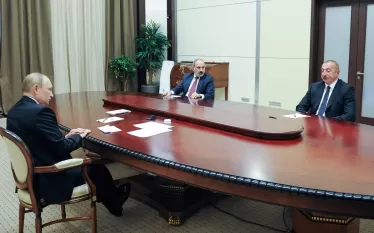 ՌԴ նախագահ Վլադիմիր Պուտինի, ՀՀ վարչապետ Նիկոլ Փաշինյանի և Ադրբեջանի նախագահ Իլհամ Ալիևի եռակողմ պայմանավորվածությունները շարունակում են միանգամայն ակտուալ մնալ, մենք ամեն շաբաթ կրկնում ենք դա: Այս մասին ճեպազրույցում հայտարարել է ՌԴ ԱԳՆ պաշտոնական ներկայացուցիչ Մարիա Զախարովան: