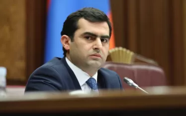 Հայաստանը հաստատում է, որ Ադրբեջանի հետ խաղաղության համաձայնագրի նախագիծը հավանության է արժանացել, եւ բանակցությունները հաջողությամբ ավարտվել են: Խաղաղության համաձայնագիրն այժմ պատրաստ է ստորագրման, եւ Հայաստանը պատրաստ է ավարտին հասցնել այդ պատմական քայլը:  Մենք հրավիրում ենք Ադրբեջանին միանալ մեզ՝ մեր երկու ժողովուրդների համար խաղաղ և բարգավաճ ապագայի ճանապարհին այս կարևոր քայլի իրականացման գործում:  Շնորհակալություն»,- նշել է ՀՀ ԱԺ նախագահի տեղակալը: