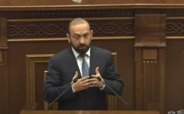  «Ակնհայտ չի՞, որ Լեռնային Ղարաբաղը մերժեց, օրինակ, մասնակցել Սոֆիայի հանդիպմանը, հիմա մեզնից ի՞նչ են ուզում, ձե՞ռ են առնում, ես չեմ հասկանում, այս հարցերի պատասխանը պետք է լրջորեն տրվի վերջը, թե՝ չէ: Ինչքան կարելի է իրենց եղած նույն թերթերի միջոցով, անընդհատ ասել՝ «Ղարաբաղը հանձնեցին, Ղարաբաղը հանձնեցին»: Հիմա գիտե՞ք ինչ են ասում՝ Ղարաբաղը Հայաստանի իշխանությունը լուծարեց, այսինքն՝ այդքան կա՞րճ է մարդկանց հիշողությունը, ո՞ւմ են հիմարի տեղ դնում»,- ասաց նա: