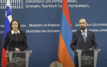 «Հույս ունենք, որ Հայաստանի խաղաղության օրակարգը կսկսի նաև շոշափելի պտուղներ տալ: Մասնավորապես՝ խոսել ենք Հայաստանի և Ադրբեջանի միջև խաղաղության համաձայնագրից: Ինչպես և նախկինում, մենք պատրաստ ենք օր առաջ սկսել խորհրդակցություններն Ադրբեջանի հետ՝ որոշելու համաձայնագրի ստորագրման տեղը և ամսաթիվը»,- հայտարարեց նախարարը: