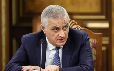 Հայաստանն ու Ադրբեջանը շարունակում են կարծիքներ ու առաջարկներ փոխանակել սահմանազատման աշխատանքների հաջորդ փուլերի վերաբերյալ։    «Արմենպրես»-ի հարցին ի պատասխան՝ այս մասին հայտնել է ՀՀ փոխվարչապետ, Հայաստանի և Ադրբեջանի միջև սահմանազատման հարցերով հանձնաժողովի նախագահ Մհեր Գրիգորյանը։   -Ի՞նչ փուլում են գտնվում սահմանազատման աշխատանքները: Արդյոք կա՞ պայմանավորվածություն Հանձնաժողովների հաջորդ հանդիպման ամսաթվի վերաբերյալ:  -Հանձնաժողովների հաջորդ հանդիպման ամսաթվի վերաբերյալ կոնկրետ պայմանավորվածություն դեռ