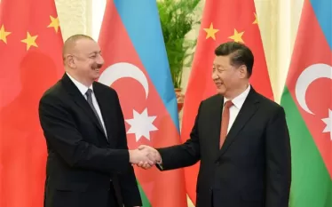 «Մենք երկխոսություն ենք սկսում պաշտպանական արդյունաբերության ոլորտում համագործակցության շուրջ և կարծում ենք, որ դա կարող է շատ խոստումնալից գործընթաց լինել, քանի որ Ադրբեջանը շարունակում է արդիականացնել իր զինված ուժերը», - Բաքվում ասել է Ալիևը «Դեպի նոր աշխարհակարգ» միջազգային ֆորումի մասնակիցների հետ հանդիպմանը։