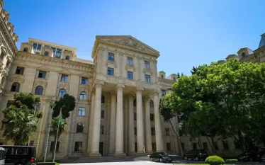 Պաշտոնական Բաքուն կոչ է անում Դելիին «ուշադիր լինել, չսխալվել հայ - ադրբեջանական հարաբերությունների հարցում»։ Այս մասին հայտարարել է Ադրբեջանի արտաքին գործերի փոխնախարար Յալչին Ռաֆիևը՝ մեկնաբանելով Հնդկաստանի և Պակիստանի միջև վերջերս ծագած լարվածությունն ու Բաքվի անվերապահ աջակցությունն Իսլամաբադին։