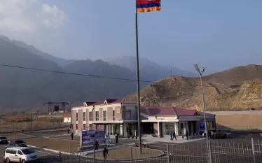Բրիգադի գեներալ Նասիրզադեն ընդգծել է երկու երկրի միջև հարաբերությունների ռազմավարական կարևորությունը և նշել, որ Հայաստանը հատուկ տեղ ունի Իրանի հարևանության քաղաքականության մեջ։ Նրա գնահատմամբ՝ Թեհրանի և Երևանի միջև հարաբերությունները կառուցված են ամուր պատմական և մշակութային հիմքերի վրա, և Կովկասում երկարատև խաղաղությունը լայն հնարավորություններ կստեղծի տարածաշրջանային զարգացման համար։