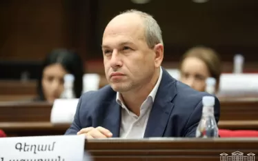 «Երբ աշխարհից պահանջում ենք, որպեսզի դատապարտեն Ցեղասպանությունը, այդ նույն աշխարհը եթե մի քիչ ցինիկ ու դաժան լինի, կասի՝ հայ ժողովուրդ, բայց կարծես, թե դու դեռ չես ընկալել, թե ինչ է Ցեղասպանությունը, եթե ընկալեիր, չէիր պարի այն երաժշտության տակ, որտեղ ասվում է՝ ասկյարները կույս աղջիկներին բռնի տարան։ Մենք պարո՞ւմ ենք, չէ՞։ Ես մեկ անգամ մեկ առիթով ասացի, որ ազգային հիշողությունը ջնջել պետք չէ, բայց, եկեք   գտնենք, թե ինչ է ազգային հիշողությունը։ Եկեք փորձենք սկզբից կրթվել, իմանալու համար, թե ի՞նչ է Ցեղասպան