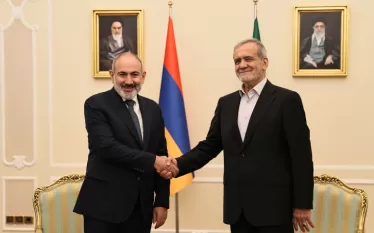 Այսօր Իրանի փոխարտգործնախարար Սայիդ Խաթիբզադեն «Երևանյան երկխոսություն–2025» միջազգային համաժողովի շրջանակում լրագրողների հետ ճեպազրույցի ընթացքում հայտնել է, որ իրանական կողմը պլանավորում է Իրանի նախագահ Մասուդ Փեզեշքիանի այցը Հայաստան:    Փոխնախարարը շեշտել է, որ երկու երկրների միջև հարաբերությունները շատ լավ մակարդակի վրա են, իրականացվում են դիվանագիտական ամենաբարձր մակարդակի փոխայցեր: Իրանցի փոխնախարարը նշել է, որ հենց այս շաբաթվա ընթացքում ևս հինգ պաշտոնական պատվիրակություններ պետք է այցելեն Հայաստան՝ 