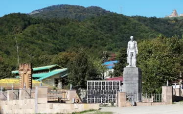 Ադրբեջանն Արցախում շարունակում է ոչնչացնել հուշարձաններ, խաչքարեր։ Այս մասին տեղեկանում ենք Artsakh Monuments-ի տարածած հայտարարությունից։  «Բարբարոս Ադրբեջանի հակահայ, հակամշակույթ ավերիչ քաղաքականությունը անարգել շարունակվում է Արցախում։ Անխնա ոչնչացվում է, ամեն ինչ, ինչ հայկական է։  Քոչվորները ավերել են Մարտակերտի շրջանի Վանք գյուղի 1941-45թթ հայրենական պատերազմի զոհերի հուշարձանը, արցախյան ազատամարտի զոհերի հիշատակը հավերժացնող խաչքարն ու զոհված ազատամարտիկների պատկերաքանդակներով հուշապատը»,-ասված է հայ