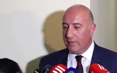 Պաշտպանության նախարարության լրատվական ծառայությունը, եթե նման դեպքեր արձանագրվում են, անպայման իրազեկում է և՛ պաշտոնական, և՛ բոլոր հաղորդակցման միջոցներով․ լրագրողների հետ զրույցում ասել է ՊՆ փոխնախարար Արման Սարգսյանը՝ պատասխանելով հարցին՝ արդյոք սահմանին դեռ կրակոցներ արձանագրվում են։