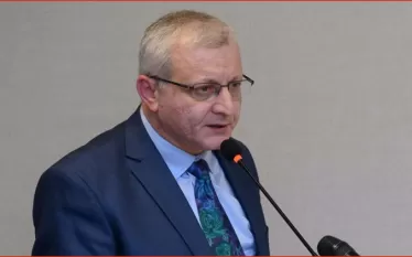 Փաստորեն, Հայաստանի բանակի համալրումը տեղի է ունենալու սոցիալական խտրականության հիմքով ու զինված ուժերը դառնալու են բանվորագյուղացիական: Այս մասին գրել է «Դեմոկրատական այլընտրանք» կուսակցության նախագահ Սուրեն Սուրենյանցը:    «Կառավարությունը հավանություն է տվել զինվորական ծառայության կարգավորման փոփոխությունների վերաբերյալ «Քաղաքացիական պայմանագիր» խմբակցության պատգամավոր Հայկ Սարգսյանի նախագծին:   Իշխանական պատգամավորն առաջարկում է զինապարտներին հնարավորություն ընձեռել, որ մի կլորիկ գումարի դիմաց ոչ թե երկ