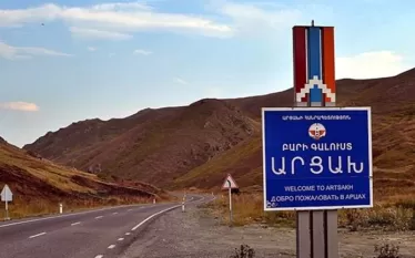 Ազնիվ չէ, երբ ոմանք պնդում են, թե Ռուսաստանն է Ադրբեջանին հանձնել Ղարաբաղը, փաստերը հակառակն են ասում. այս մասին Հայ-ռուսական համալսարանում ելույթի ժամանակ ասել է ՌԴ ԱԳ նախարար Սերգեյ Լավրովը:  «Մենք այդ մասին տեղեկացել ենք ԶԼՄ-ներից», - ասել է Լավրովը՝ նկատի ունենալով 2022-ի հոկտեմբերին Պրահայում ՀՀ վարչապետ Նիկոլ Փաշինյանի՝ Լեռնային Ղարաբաղն Ադրբեջանի կազմում պաշտոնապես ճանաչելն ու Ալմա Աթայի հռչակագրի վրա հիմնվելը: