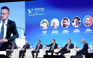  «Երևանյան երկխոսություն 2025» միջազգային համաժողովի շրջանակում անցկացված պանելային քննարկման ժամանակ Հունգարիայի արտաքին գործերի նախարար Պետեր Սիյարտոն անդրադարձել է տարածված լուրերին այն մասին, որ Հունգարիան արգելափակել է Խաղաղության եվրոպական հիմնադրամից Հայաստանին 20 միլիոն եվրո հատկացնելու մասին որոշումը։    Նա նշել է, որ Հունգարիան դեմ չէ Խաղաղության եվրոպական հիմնադրամից  Հայաստանին 20 միլիոն եվրո հատկացնելուն, սակայն հավելել է, որ բալանսը պահելու համար նույնքան օգնություն էլ պետք է հատկացվի Ադրբեջան