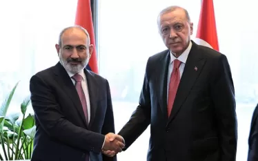 «Պատերազմի հետ կապված ռիսկերն այսօր մինիմալ են, մենք պետք է աշխատենք, որ ընդհանրապես այն չեզոքացնենք, և ՀՀ կառավարությունը գործուն քայլեր է անում դրա համար: Ես համարում եմ, որ նման գործուն քայլերից մեկը ձեզ հայտնի՝ վարչապետի նախատեսվող այցն է Թուրքիա:  Հաստատում եմ, որ մեկնելու է, բայց մնացածը վարչապետի գրասենյակի տիրույթում է: Տարածաշրջանային բոլոր հարցերը քննարկվելու են: Այդ այցը պատմական է: ՀՀ ղեկավարն առաջին անգամ նման մակարդակի այց է իրականացնելու: Հրավեր է արվել Թուրքիայի նախագահի կողմից»,- ասաց նա: