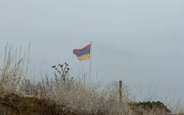 Հասկանալու համար, թե ինչպես են մեր երկու քաղաքացիներն Արավուսի ուղղությամբ հայտնվել Ադրբեջանի վերահսկողության տակ, պետք է իմանալ, թե միջդիրքային առումով ինչպիսի վիճակ է այդ ուղղությամբ:  Այս մասին ֆեյսբուքյան էջում գրել է ԱԺ «Պատիվ ունեմ» խմբակցության քարտուղար Տիգրան Աբրահամյանը։  «Ինքս այդ ուղղությամբ բազմիցս եղել եմ և, անկեղծ ասած, զարմացած չեմ` անկախ այն հանգամանքից, թե ինչպես կամ ինչպիսի միջամտությամբ են նրանք հատել առաջնագիծը:  Մոտեցումը, որը դրված է նոր առաջնագծի տեղակայման հիմքում, տպավորություն է ս