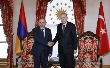 Հանդիպման ընթացքում կողմերը քննարկել են Հայաստան-Թուրքիա հարաբերությունների կարգավորման ընթացքը, ընդգծել կառուցողական երկխոսության շարունակականության և կոնկրետ արդյունքների հասնելու կարևորությունը։ Զրուցակիցներն անդրադարձել են նաև տարածաշրջանային իրադարձություններին և այդ համատեքստում երկկողմ համագործակցության հնարավոր ուղղություններին։