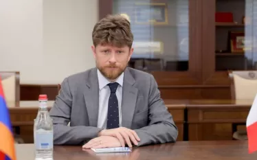 «Ինչո՞ւ հյուպատոսություն չէ, քանի որ Սյունիքում բավարար չափով ֆրանսիացիներ չեն բնակվում, որպեսզի հյուպատոսություն բացվի:  Բայց սա ավելին է, քան հյուպատոսությունը, քանի որ պատվո հյուպատոսի գրասենյակում լինում են գործողություններ: Եվ Գորիսում ու Սյունիքում հայերն ու ֆրանսիացիները գործում են ձեռք ձեռքի տված»,- ասել է Ֆրանսիայի դեսպանը: