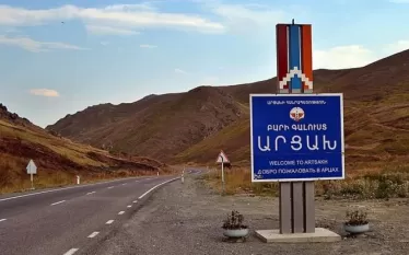 Ռուսաստանը կոչ է անում համատեքստից չկտրել ՌԴ նախագահի օգնական Վլադիմիր Մեդինսկու խոսքերը Ղարաբաղի մասին։ Այս մասին ՏԱՍՍ-ին հայտնել է ՌԴ ԱԳՆ պաշտոնական ներկայացուցիչ Մարիա Զախարովան։  «Պետք չէ համատեքստից կտրել գոյություն չունեցող թեզիսները եւ փոխել բառերի տեղերը՝ դրանց միանգամայն այլ նշանակություն տալով»,- նշել է դիվանագետը։  Զախարովան ընդգծել է, որ Ռուսաստանը պաշտոնապես այդ տարածաշրջանը ճանաչում է Ադրբեջանի տարածք։ ՌԴ ԱԳՆ պաշտոնական ներկայացուցիչը բացատրել է, որ Մեդինսկին խոսել է «պատմական ասպեկտի, սոցիոմշ