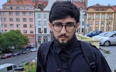 Բաքվի դատարանն այսօր 15 տարվա ազատազրկման է դատապարտել ադրբեջանցի ընդդիմադիր ակտիվիստ, հետազոտող Բահրուզ Սամեդովին։ Ադրբեջանական դատարանը նրան մեղավոր է ճանաչել Հայաստանի օգտին լրտեսության համար։ Ինքը Սամեդովը ներկայացված մեղադրանքը չի ընդունել։  Ադրբեջանցի ակտիվիստը ձերբակալվել էր նախորդ տարվա օգոստոսին։ Մինչև բանտում հայտնվելը Սամեդովը շարունակաբար հանդես էր գալիս Հայաստանի հետ խաղաղության հաստատման դիրքերից։  Բահրուզ Սամեդովի հարազատները նշում են, որ նախորդ շաբաթ նա փորձել էր ինքնասպան լինել։ «Այդ փորձը,